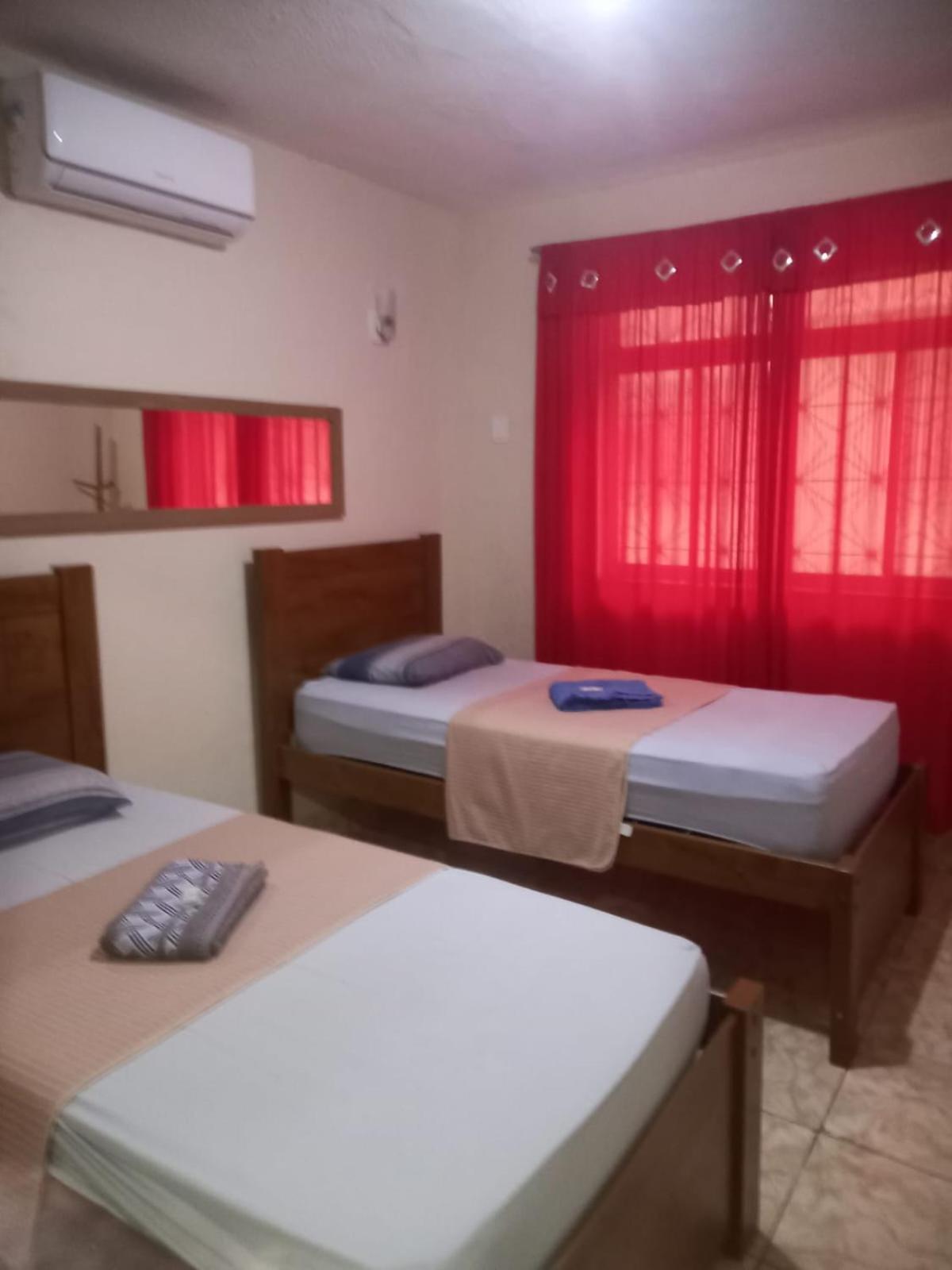 Quartos Em Casa In Caxias Da Paraiso ドゥケ・デ・カシアス エクステリア 写真